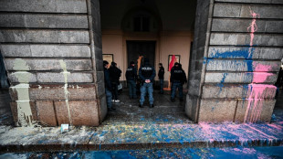 Activistas ambientales arrojan pintura a la entrada de La Scala de Milán