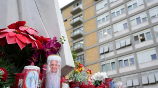 Papa Francisco fica de pé e tenta trabalhar em sétimo dia no hospital