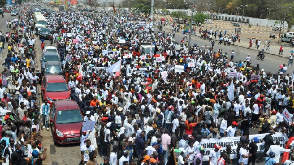 Varios miles de manifestantes contestan en Angola el resultado electoral