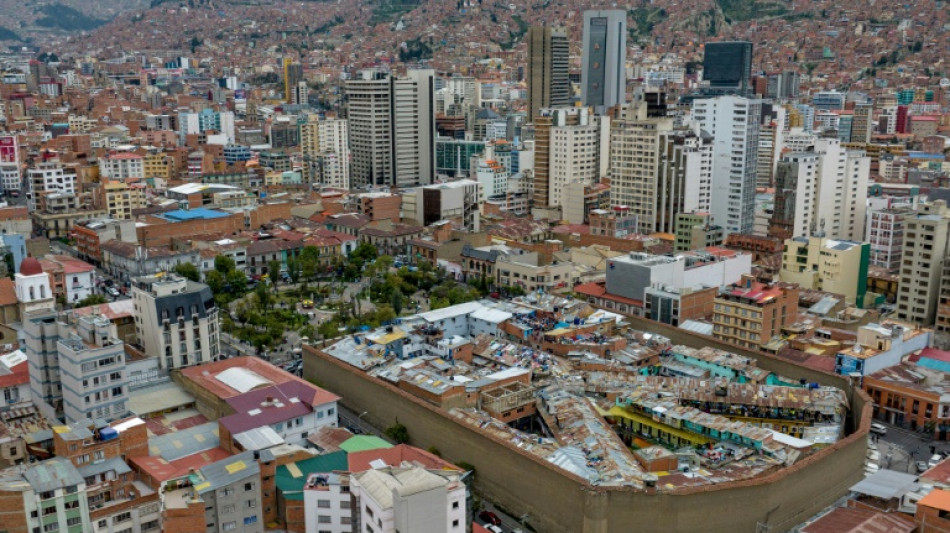 Unos presos alivian sus penas fabricando miniaturas para la mayor feria artesanal de Bolivia 