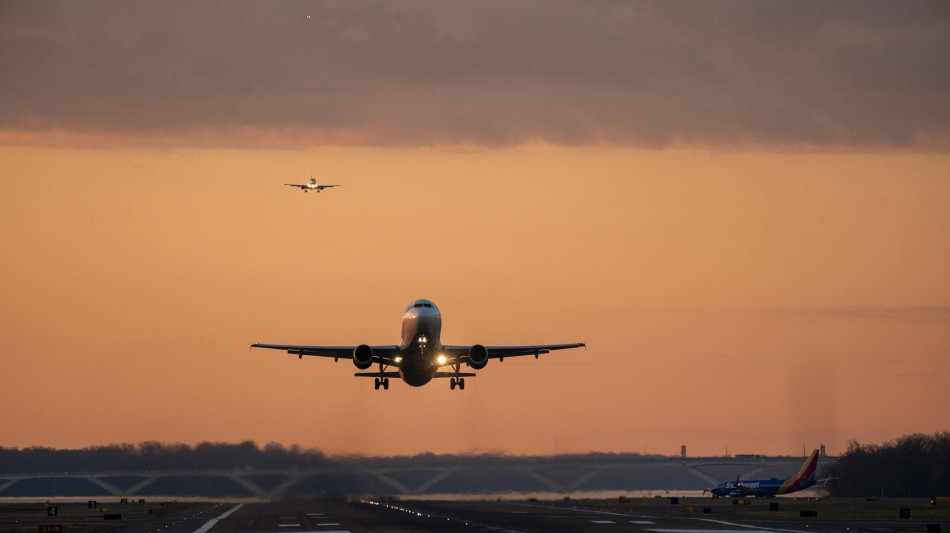 Aereo si scontra con elicottero e cade in fiume a Washington