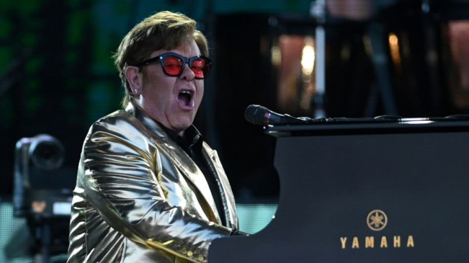Elton John encerra o Festival de Glastonbury com show emotivo