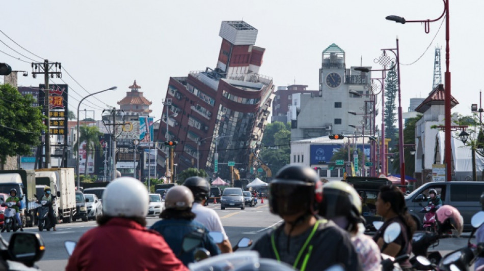 Equipes de resgate buscam pessoas presas em túneis após terremoto em Taiwan