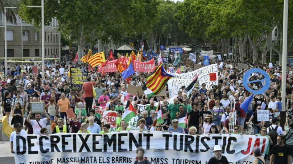 Manifestantes protestam contra o turismo de massa em Barcelona