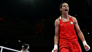 Boxeadora Khelif, inmersa en polémica de género, asegura primera medalla para Argelia