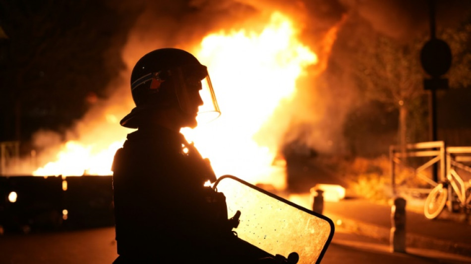 Francia vive escenas de tensión en marcha por joven baleado por la policía