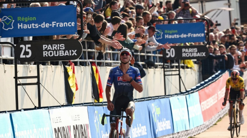 Exhibición de Van der Poel para llevarse en solitario su primera París-Roubaix