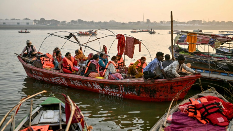 Inde: des bateaux ancestraux pour les bains sacrés de la Kumbh Mela