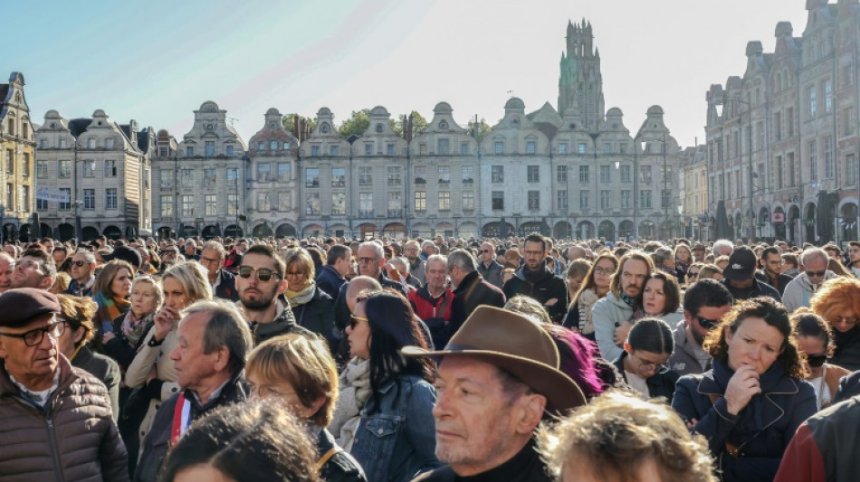 Cientos de personas homenajean en Francia al profesor asesinado por apuñalamiento