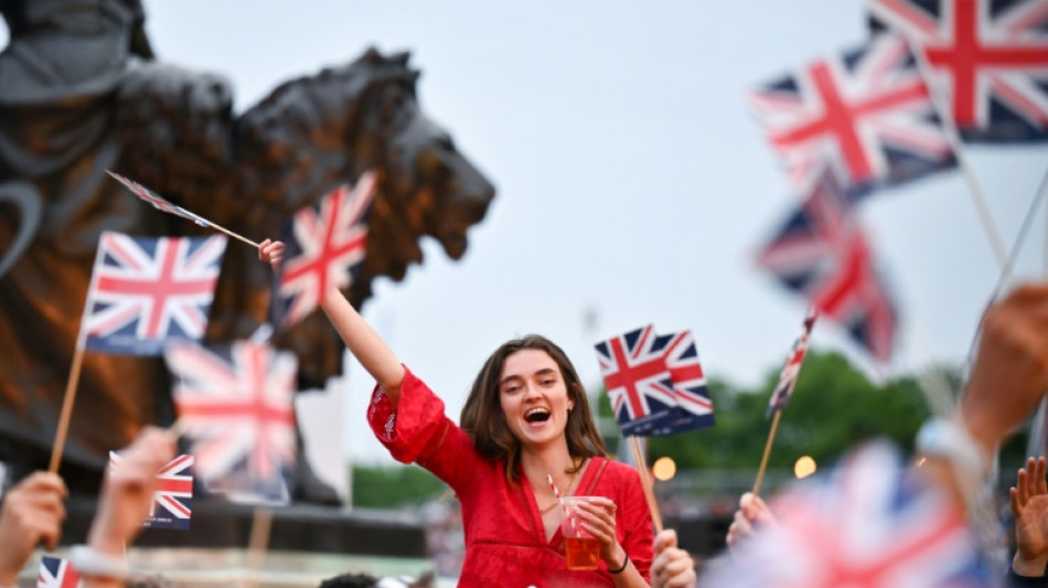 Parade et pique-niques pour la fin du jubilé d'Elizabeth II, largement absente