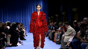 Balmain triunfa con un espectacular desfile en París tras sufrir robo de cincuenta piezas