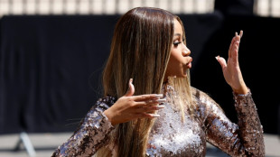 Investigan a Cardi B por lanzar un micrófono al público