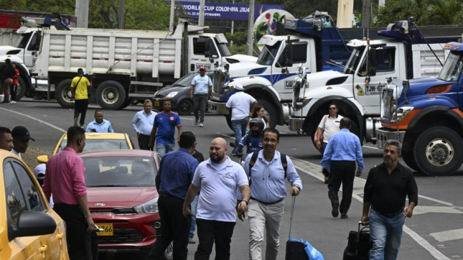 Polícia começa a liberar vias bloqueadas por caminhoneiros na Colômbia