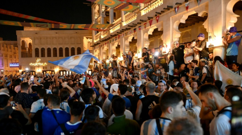 Hinchas argentinos festejan en Doha confiados en que será el día de Messi