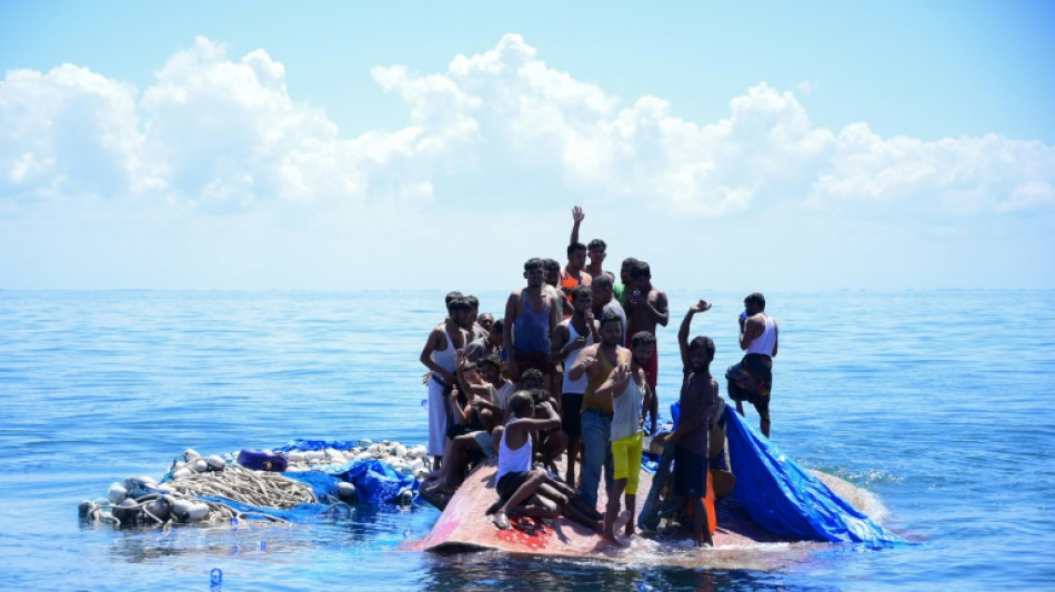 Hallan cuerpos de 11 rohinyás tras el naufragio de un barco en Indonesia