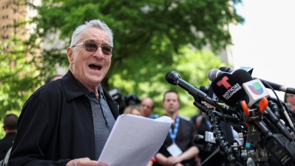 De Niro chama Trump de 'palhaço' em frente a tribunal e pede votos para Biden