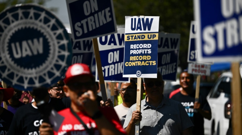 Otros 4.000 trabajadores del sector automotor se unen a la huelga en EEUU