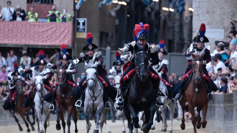 Palio di Siena, contrada dell'Onda vince la prova generale