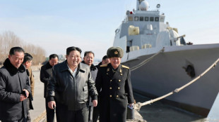 El líder norcoreano Kim Jong Un inspecciona barcos de guerra