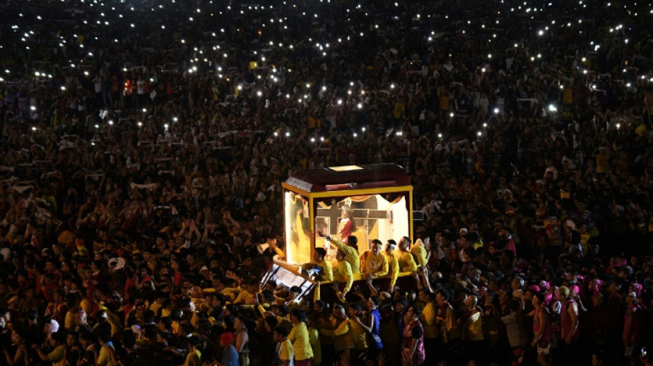 Multitudes se aglomeran por la procesión del Nazareno Negro en Filipinas