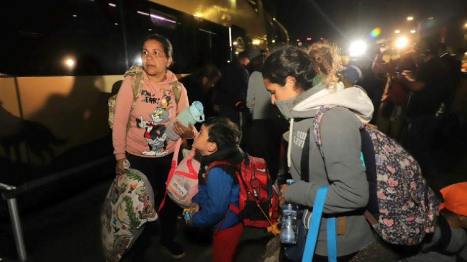 Parte hacia Venezuela avión con migrantes varados en frontera Chile-Perú