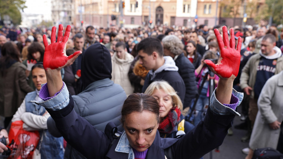 Proseguono le violenze a Novi Sad, Vucic giunto sul posto