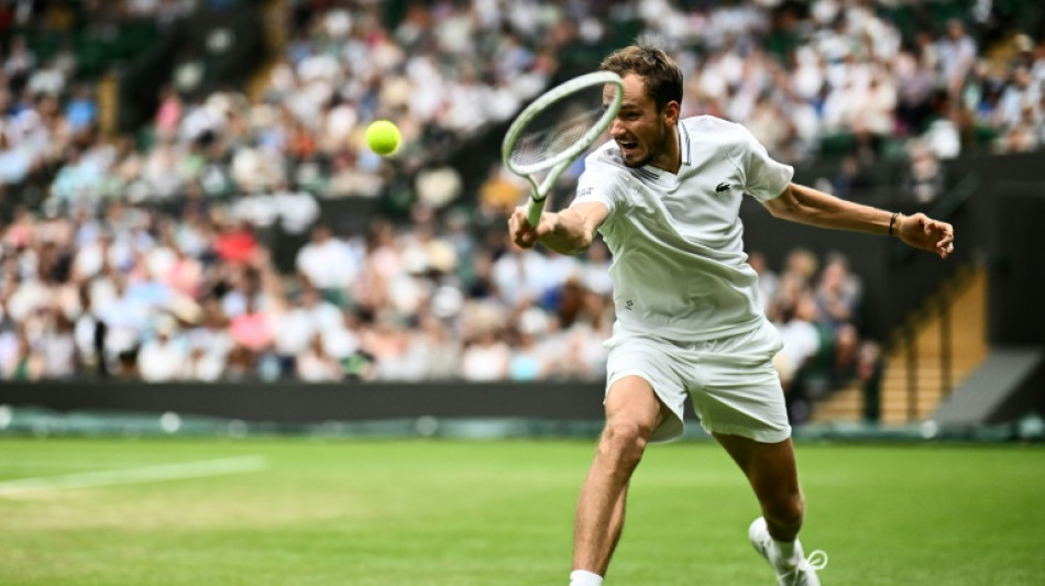 Medvedev vence Fucsovics de virada e vai às oitavas em Wimbledon