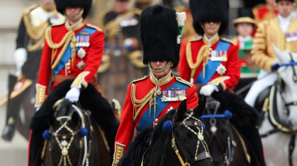 Carlos III pasa revista a caballo en su primer desfile de aniversario