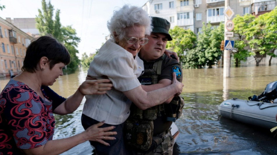 Miles de civiles evacuados de zonas inundadas tras destrucción de represa en Ucrania