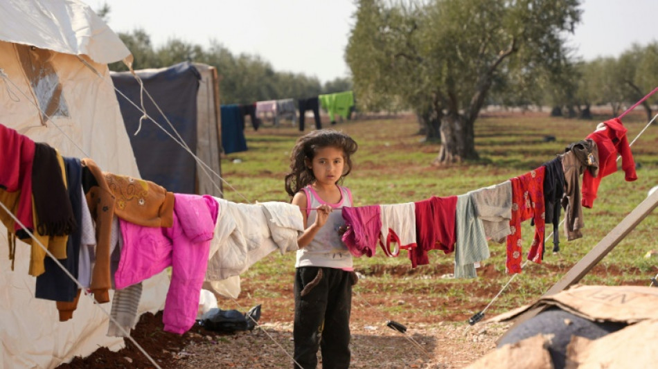 Sobrevivientes del terremoto acampan entre ruinas del noroeste de Siria