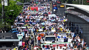 Salvadorenhos marcham contra prisão de inocentes e reeleição de Bukele