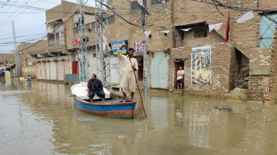 Flood toll tops 800 in Pakistan's 'catastrophe of epic scale'