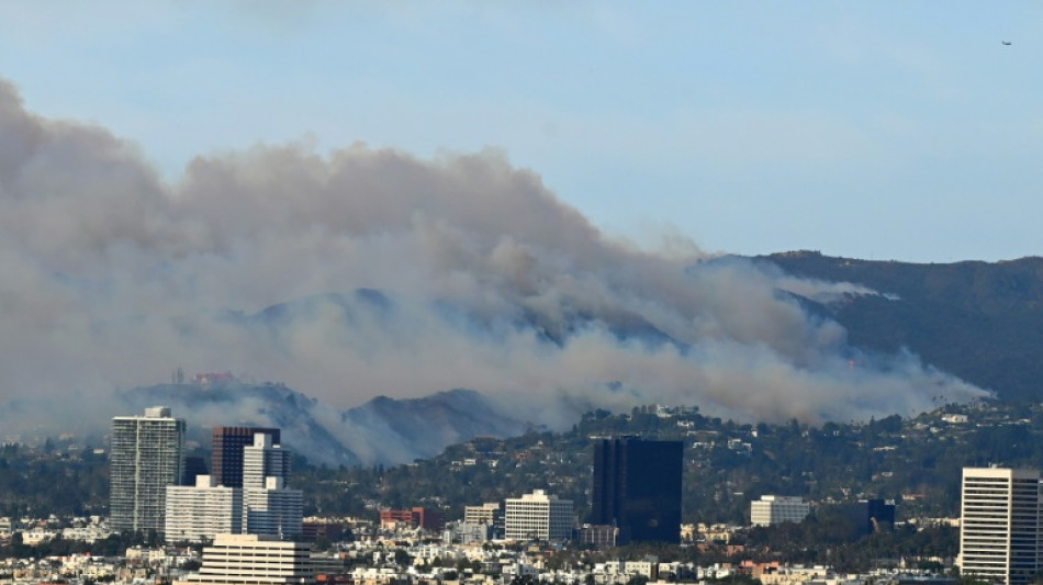 Celebridades fogem de incêndios perto de Los Angeles e Hollywood cancela eventos