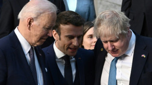 Présidentielle: Macron accaparé par l'Ukraine, Pécresse positive au Covid