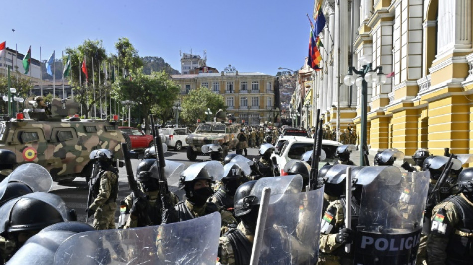 Militares intentan ingresar por la fuerza al palacio presidencial en La Paz 