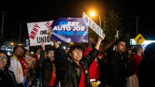 Arranca histórica huelga en EEUU que afecta a tres grandes fabricantes de autos