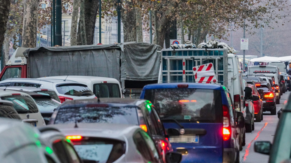 Rapporto mobilità, 65% degli italiani sceglie ancora l'auto