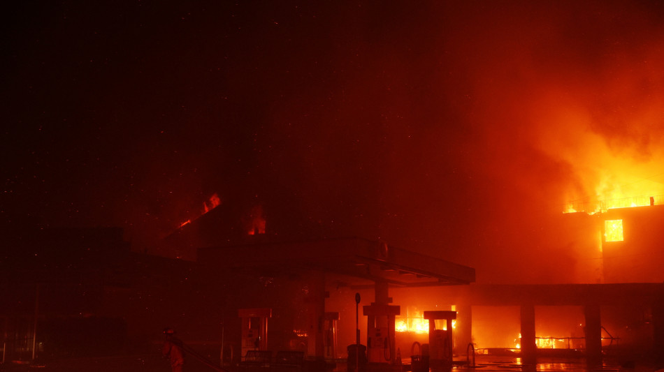 Los Angeles brucia, salgono a 80.000 gli evacuati