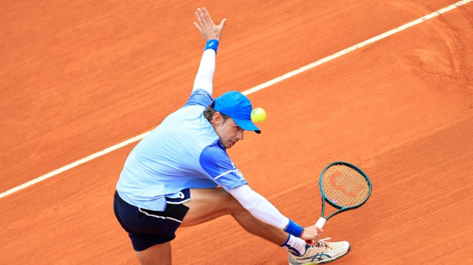 De Minaur sees off Wawrinka after rain delay in Monte Carlo