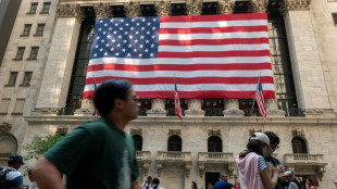 Wall Street clôture en hausse, effet chinois et achats à bon compte l'emportent