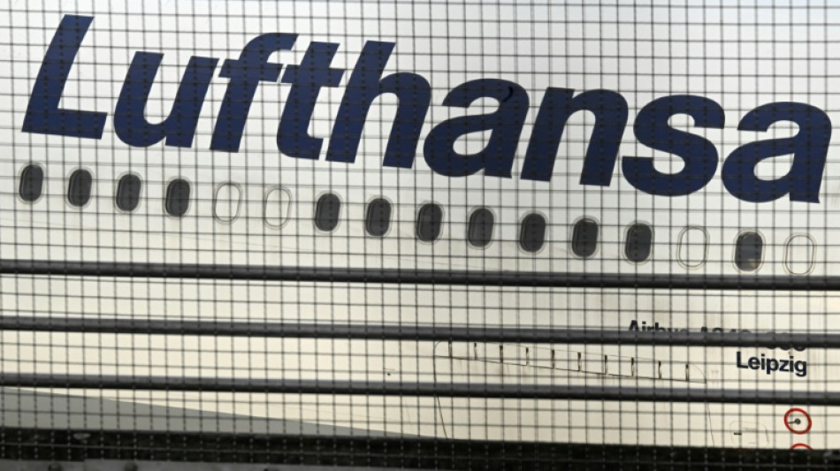 Lufthansas Nettogewinn im zweiten Quartal nahezu halbiert