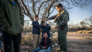 Mientras Texas y Biden se disputan el control de frontera en EEUU, los migrantes siguen cruzando