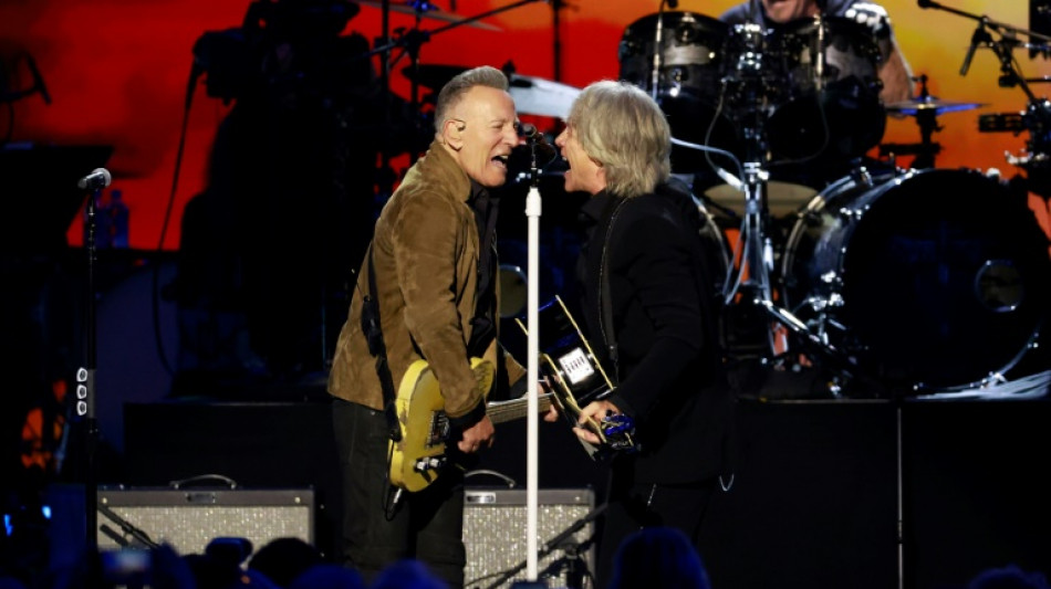 Rockero Jon Bon Jovi distinguido y alabado en gala pre-Grammy