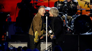 Rockero Jon Bon Jovi distinguido y alabado en gala pre-Grammy