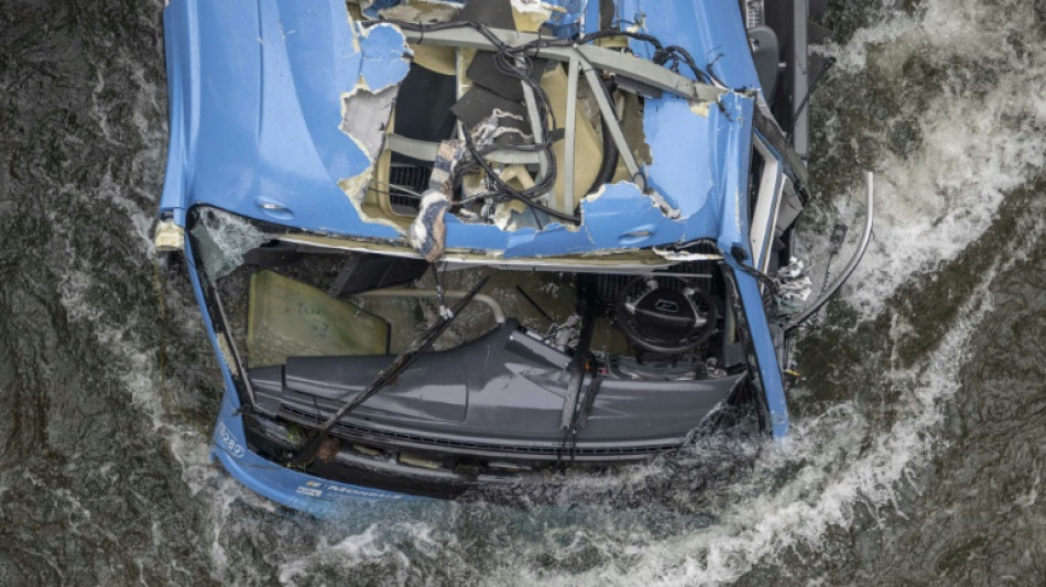 Sechs Tote und zwei Verletzte bei Sturz eines Busses in Fluss in Spanien