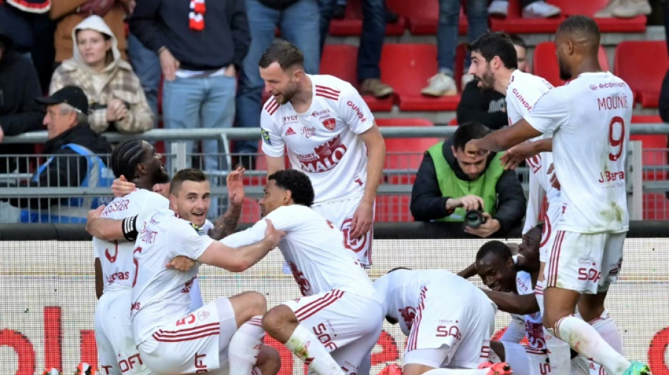 Brest win nine-goal derby thriller to close in on Champions League