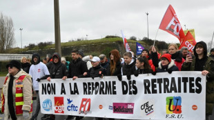 Los sindicatos intensifican su protesta contra reforma de pensiones en Francia