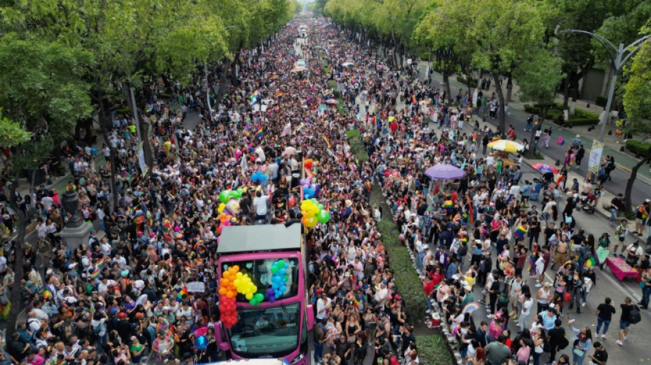 Multitudinaria marcha por los derechos LGBT en Ciudad de México