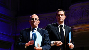 Législatives: le camp macroniste promet du "changement", Hollande et Mélenchon s'écharpent