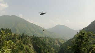 Dos adultos y seis niños quedan suspendidos en el aire en un teleférico en Pakistán